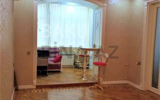 4 Room Old Apartment for Sale in Baku