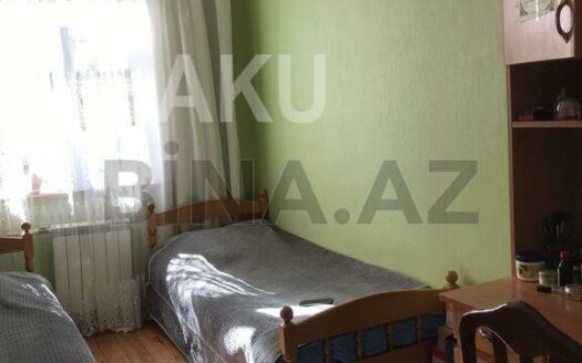 3 Room Old Apartment for Sale in Baku