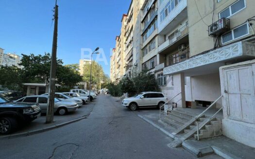 3 Room Old Apartment for Sale in Baku