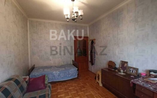 4 Room Old Apartment for Sale in Baku