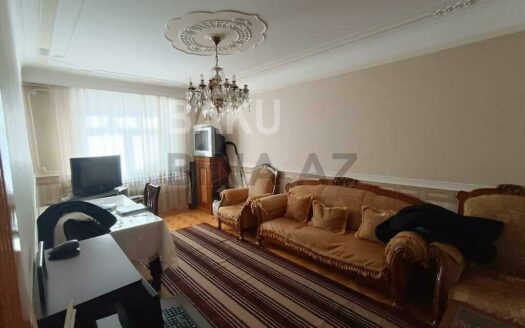 4 Room Old Apartment for Sale in Baku