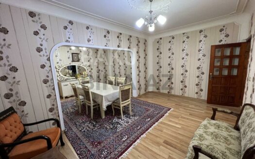 5-Room Old Apartment for Sale in Baku