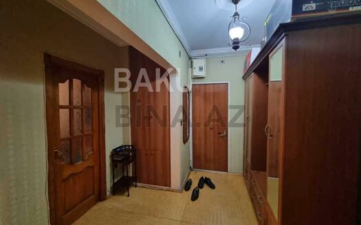 3 Room Old Apartment for Sale in Baku