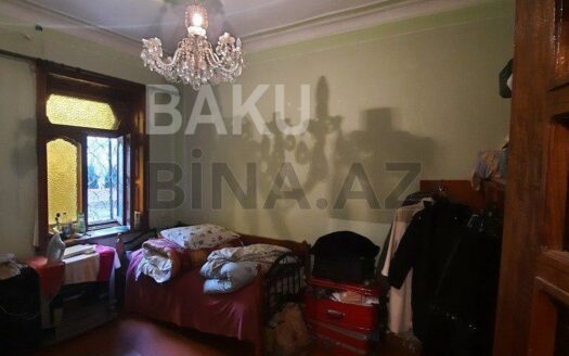 3 Room Old Apartment for Sale in Baku