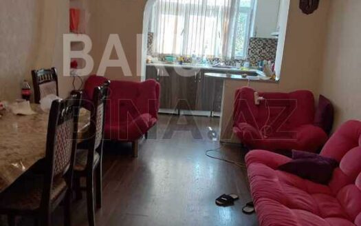 3 Room Old Apartment for Sale in Baku