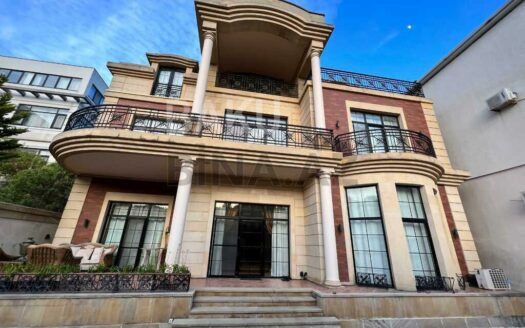 8 Room House / Villa for Sale in Baku