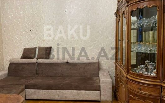 4 Room Old Apartment for Sale in Baku