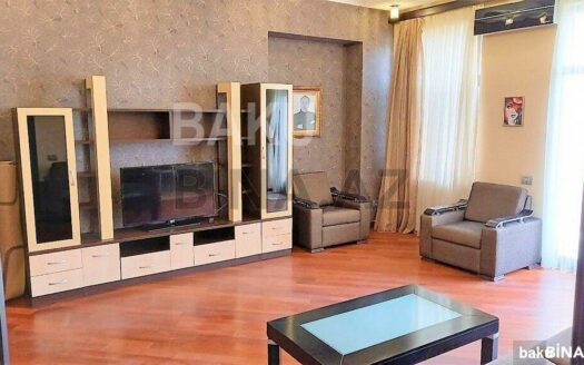 3 Room Old Apartment for Sale in Baku