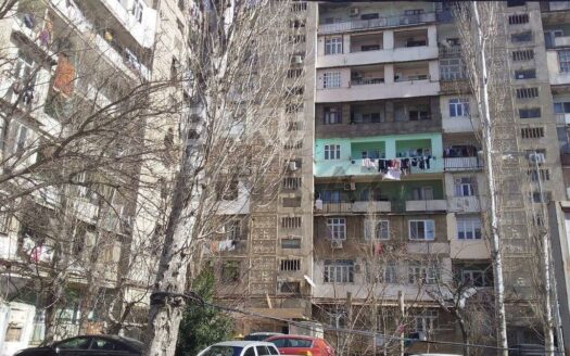 5-Room Old Apartment for Sale in Baku