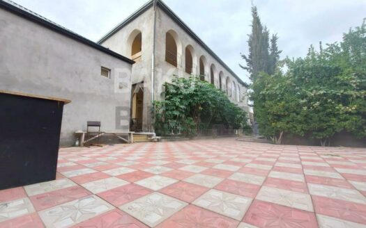 11-Room House / Villa for Sale in Baku