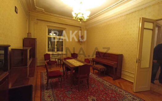 3 Room Old Apartment for Sale in Baku