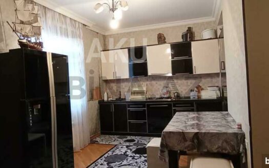 4 Room Old Apartment for Sale in Baku