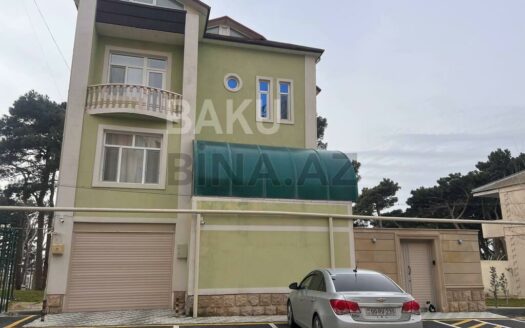 7 Room House / Villa for Sale in Baku