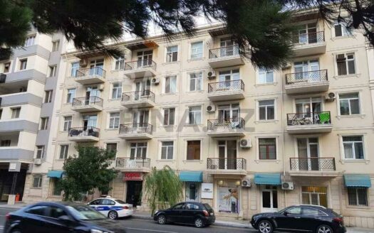 3 Room Old Apartment for Sale in Baku