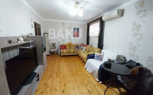 3 Room Old Apartment for Sale in Baku