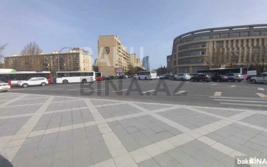 4 Room Old Apartment for Sale in Baku