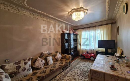 3 Room Old Apartment for Sale in Baku