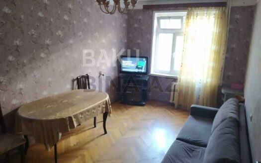 4 Room Old Apartment for Sale in Baku