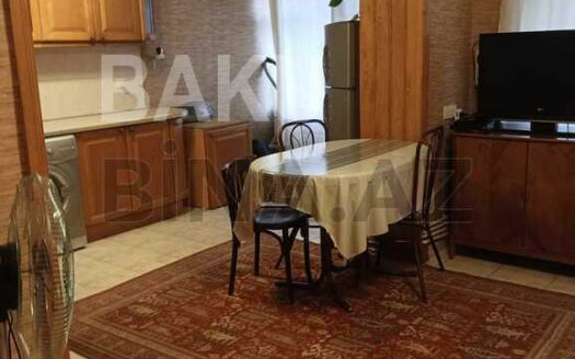 4 Room Old Apartment for Sale in Baku