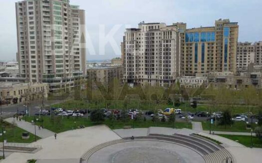 3 Room Old Apartment for Sale in Baku