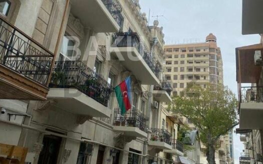 3 Room Old Apartment for Sale in Baku