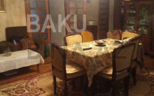 3 Room Old Apartment for Sale in Baku