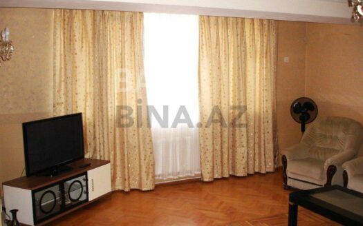 2 Rooms Old Apartment for Sale in Baku