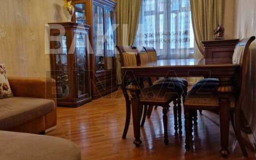 5-Room Old Apartment for Sale in Baku