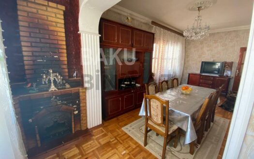 4 Room Old Apartment for Sale in Baku