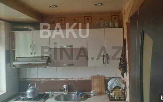 4 Room Old Apartment for Sale in Baku