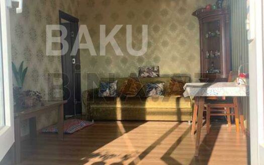 5-Room Old Apartment for Sale in Baku