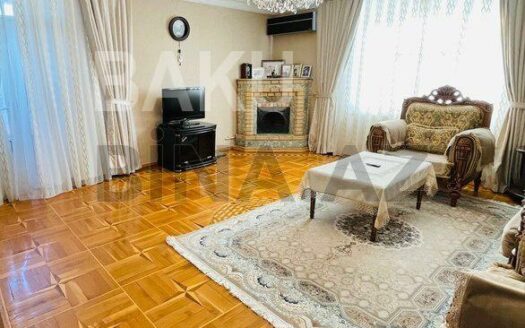 5-Room Old Apartment for Sale in Baku