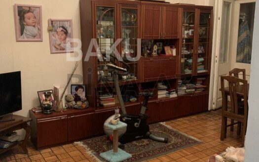 3 Room Old Apartment for Sale in Baku