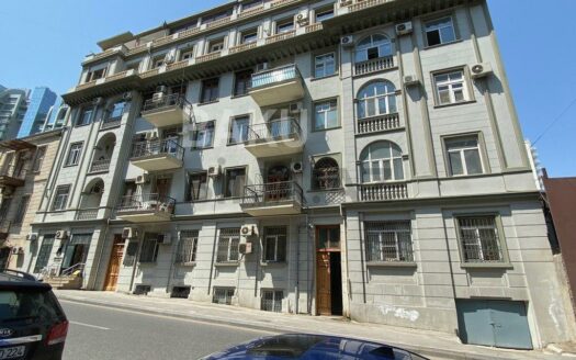 3 Room Old Apartment for Sale in Baku