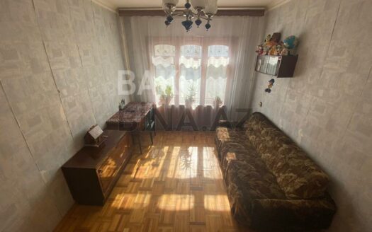 4 Room Old Apartment for Sale in Baku