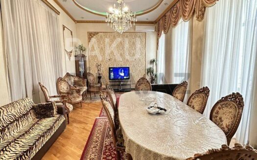 3 Room Old Apartment for Sale in Baku