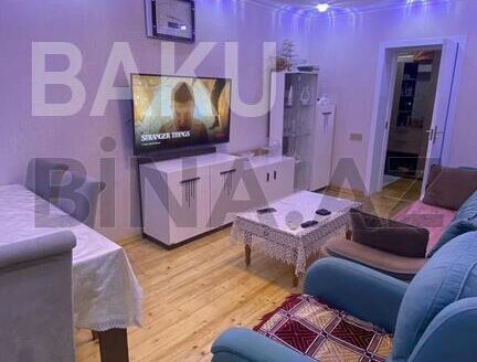 4 Room Old Apartment for Sale in Baku