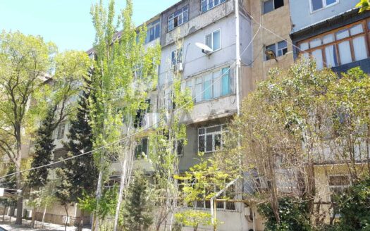 3 Room Old Apartment for Sale in Baku