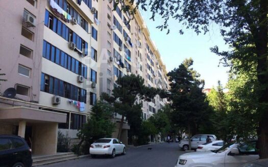 3 Room Old Apartment for Sale in Baku