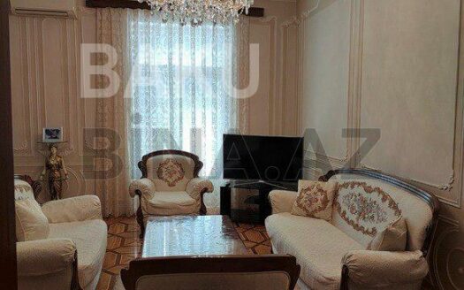 5-Room Old Apartment for Sale in Baku