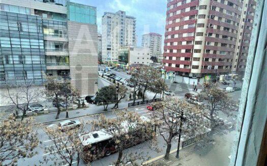 3 Room Old Apartment for Sale in Baku