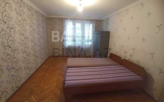 3 Room Old Apartment for Sale in Baku