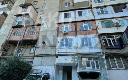 3 Room Old Apartment for Sale in Baku