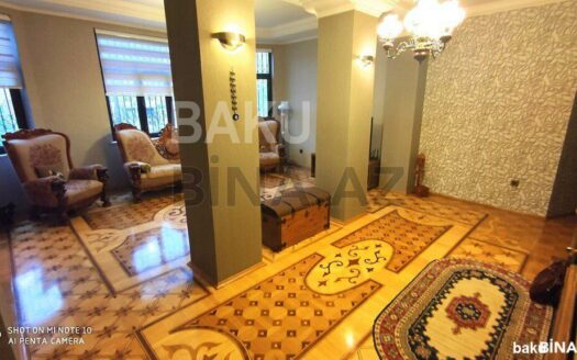 5-Room Old Apartment for Sale in Baku