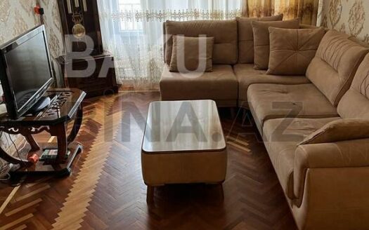 4 Room Old Apartment for Sale in Baku