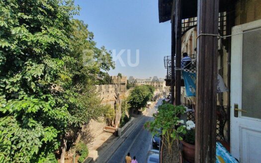 3 Room Old Apartment for Sale in Baku