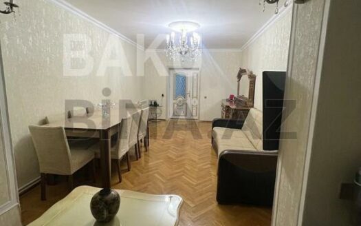 3 Room Old Apartment for Sale in Baku