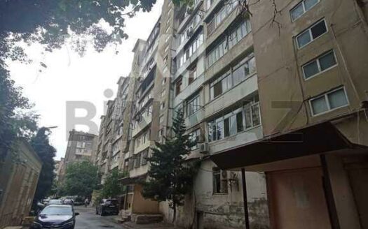 4 Room Old Apartment for Sale in Baku