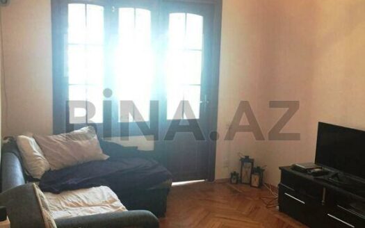 3 Room Old Apartment for Sale in Baku