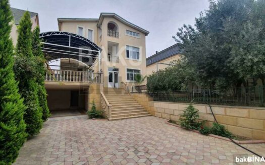 9 Room House / Villa for Sale in Baku